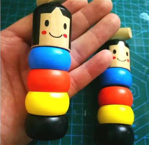 Magic Man – Niezniszczalna drewniana zabawka z młotkiem slider